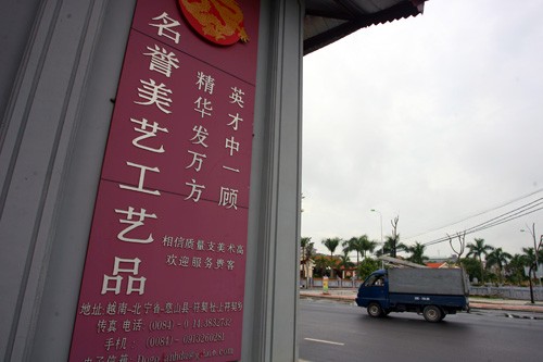 Đến đầu làng Phú Khê Thượng, nhiều người như lạc vào thế giới của người Trung Quốc bởi hàng loạt biển quảng cáo bằng tiếng Tàu.